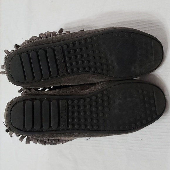 Minnetonka Gray Suede Ankle Booties Moccasins Womens Fringed Zips Sz 7 GUC - Picture 10 of 11